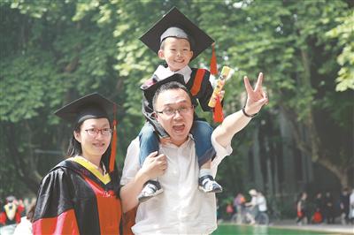 东南大学一名博士毕业生和丈夫、儿子合影