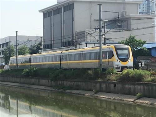 宁高线列车(资料图,网友南京使者摄)