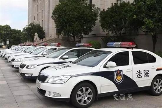 公开叫卖被查封的15辆大客车 扬州法官赴天津
