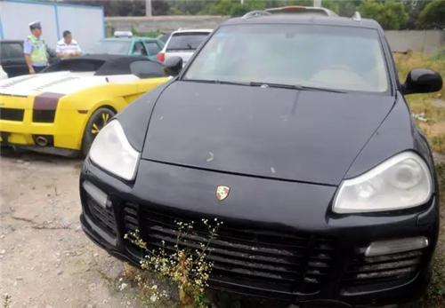 徐州一停车场现多辆僵尸豪车 保时捷都长草了