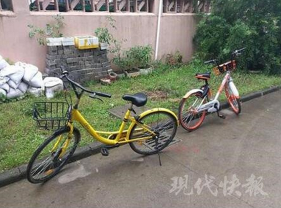 小伙子激动之下刀砍共享单车 附近居民急忙报警