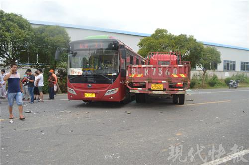 大货车越线行驶 致3车相撞多人受伤