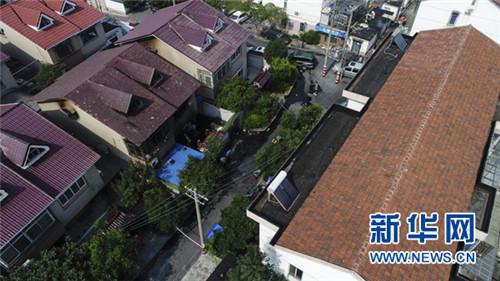 7月16日,工作人员在火灾事故现场忙碌。新华社记者季春鹏摄