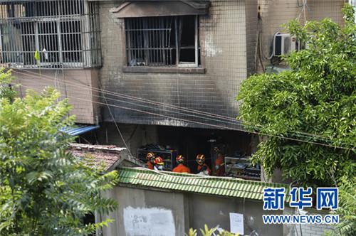 7月16日,工作人员在火灾事故现场忙碌。新华社记者季春鹏摄