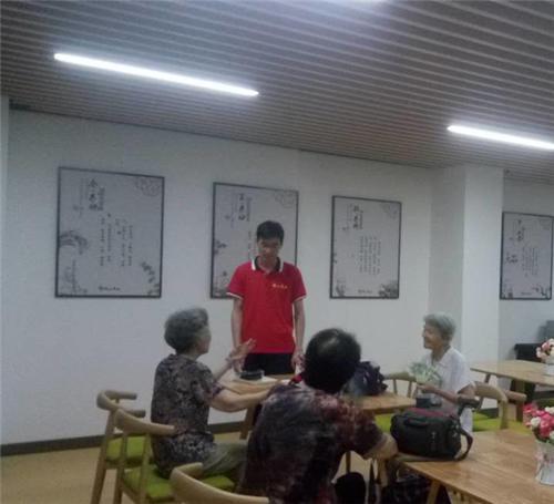 养老中心段主任在和老人们沟通。