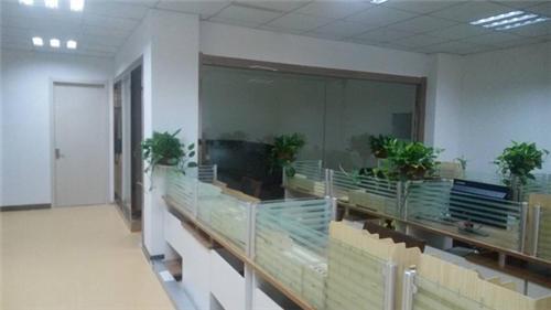 社区办公室的新地址就在护理中心边上,内部有一个门相互打通。