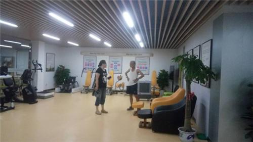 社区朱主任和前来运动的唐爷爷聊天。