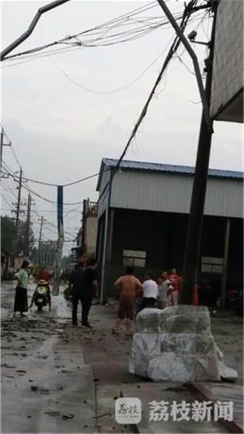 淮安一村庄突遭龙卷风袭击 多处房屋屋顶被掀