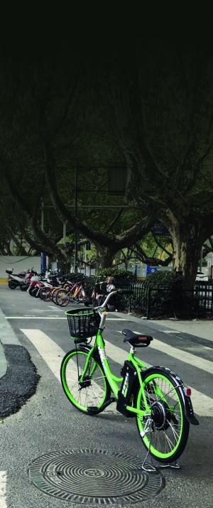 南京暂停共享电动车上牌 大批共享电单车在裸