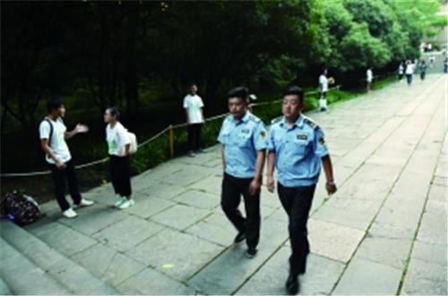 安保人员在景区内巡逻