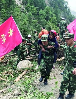 8月9日,武警水电救援人员转移受灾群众