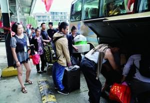 8月9日,因地震从九寨沟撤出的旅客乘车离开
