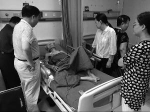 虹桥街道办事处副主任刘晓丽等领导到医院看望老人 通讯员供图