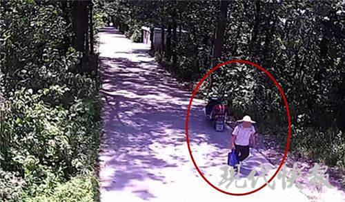 戴草帽者即嫌疑人肖某。 本文图片均为警方供图