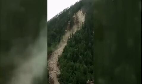 江苏省地震局在九寨沟甲蕃古城附近遇到山体滑坡