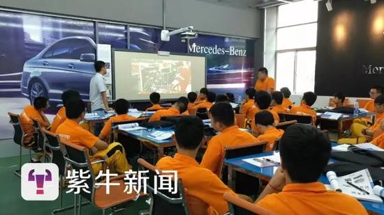 【学生们在上课】