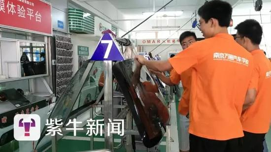 【学生们在给汽车贴膜】