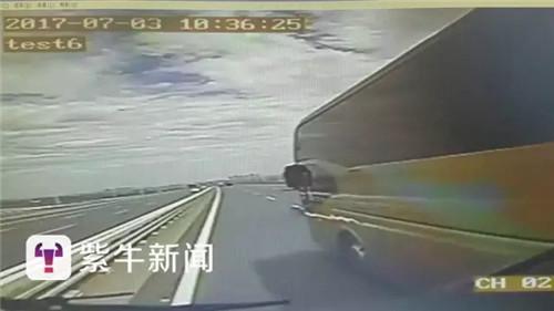 【两车高速行驶,间距非常近】