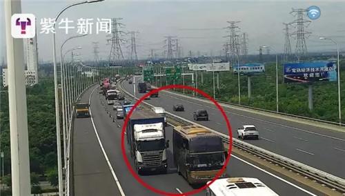 【大货车上的监控显示,两车不断地实线变道、违规行驶、竞速追逐、互相别挤】