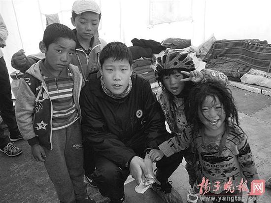 多参加这种户外运动来锻炼孩子坚韧的毅力,这样在将来无论面对什么样的困难,孩子都不会害怕和退缩,都会靠自己的力量去解决。