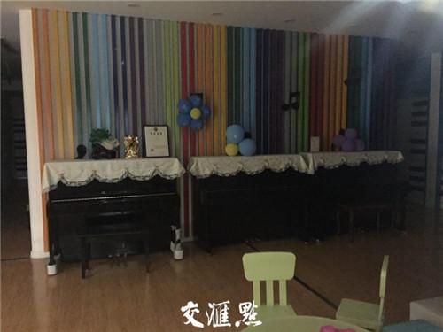 位于苏州园区的琴行内部
