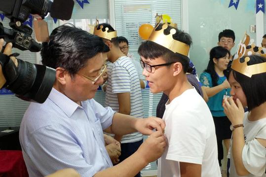 史国君书记为小寿星佩戴校徽