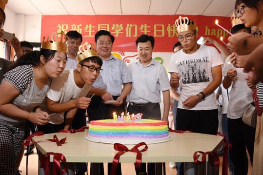 史国君书记、孙玉坤院长和小寿星们一起过生日