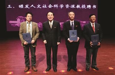 陈骏校长为3位教授颁发证书。佘治骏摄