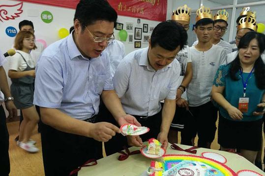 史国君书记、孙玉坤院长为小寿星们切蛋糕