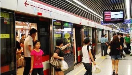 地铁方面表示,为期1个月的换乘通道地下施工和列车运行方式调整,是为了宁和城际线的如期开通,恳请广大乘客予以配合、理解。