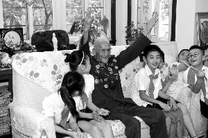 张玉华将军生前给小朋友们讲过去的故事颐和路社区供图