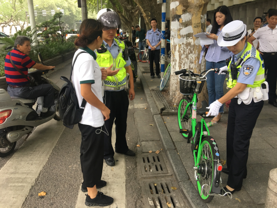 交管队员对骑无牌电单车市民进行教育引导