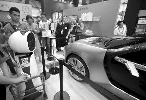 “快宝”十分敬业,领网友体验展厅各类高科技产品的魅力