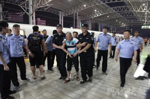 △警方将本案犯罪嫌疑人押解回镇江。警方供图
