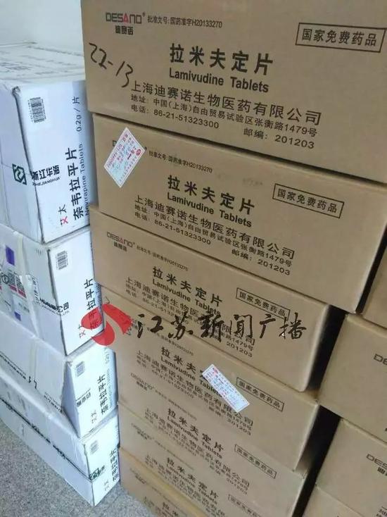 (扬州疾控艾滋病防制科里,免费的抗HIV药品堆得近人高。)