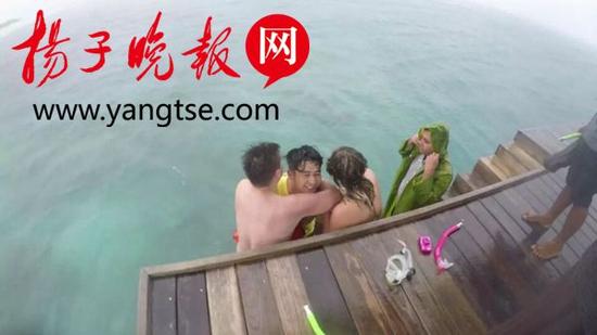 游到栈道边