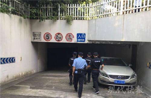 目前警方及物业正在留守小区门口,希望居民发现立即通知物业或报警。