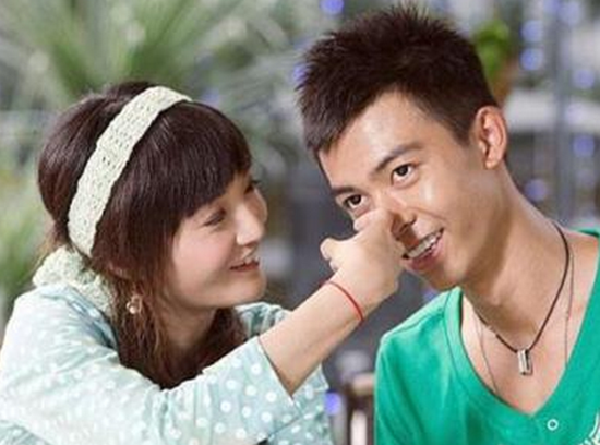 两学生课间相互刮鼻子 其中一人鼻子被刮伤住