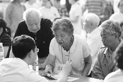 日本60岁以上人口_永嘉 百岁婆婆耄耋媳 相濡以沫一甲子