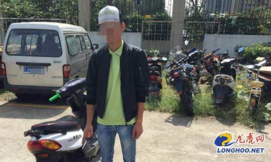 男子无证驾无牌摩托车被查 偷偷开走暂扣车被