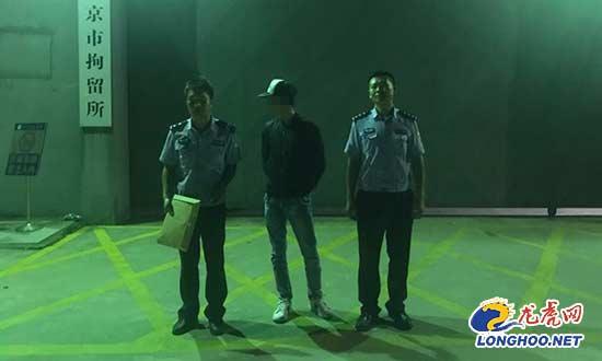 男子无证驾无牌摩托车被查 偷偷开走暂扣车被