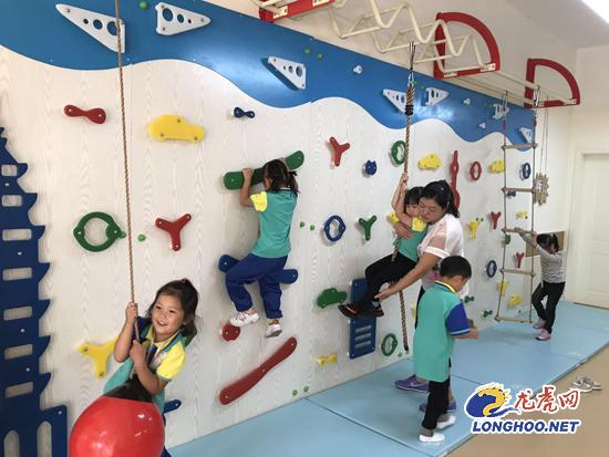 金地明悦幼儿园孩子们丰富的室内体育活动
