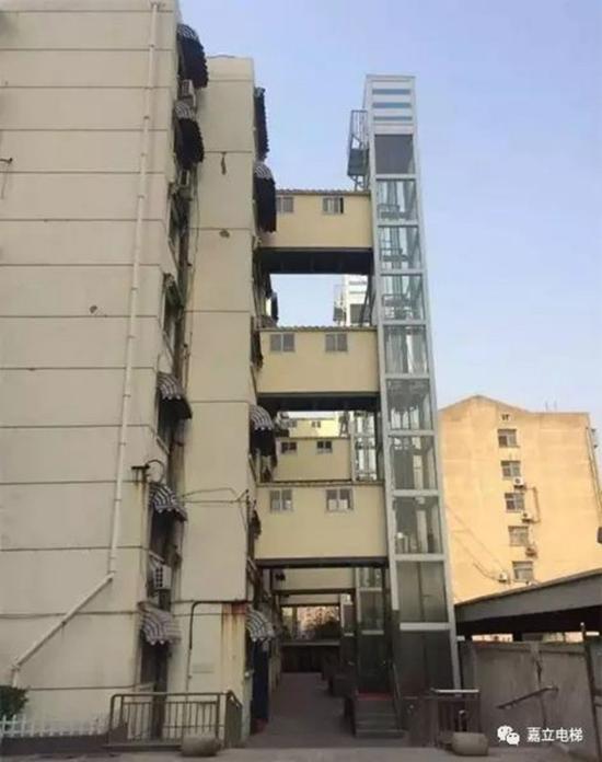 正在办理相关手续的04幢的电梯效果图,因为楼道紧贴小区道路,电梯只好“让路”,建好后上方以通道与楼道相连。