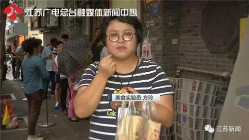 金味栗子在南京享有盛名,今年,金味栗子比以往要来得更早一点,价格比去年便宜1块钱,是燕山栗,22.8元钱一斤。