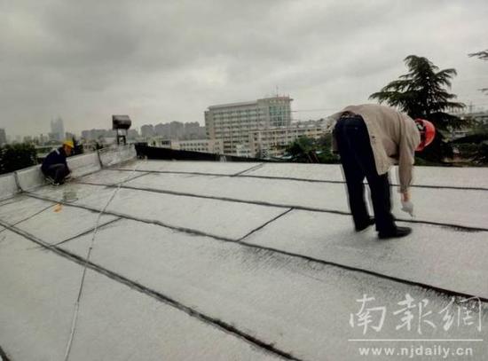 公交场站屋面在安装太阳能电池板支架。