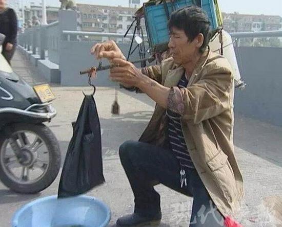 △卖鱼男子勇救落水者 阜宁警方供图