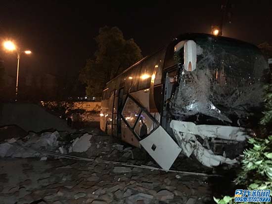 凌晨南京一大巴车撞翻货车冲破路边围墙