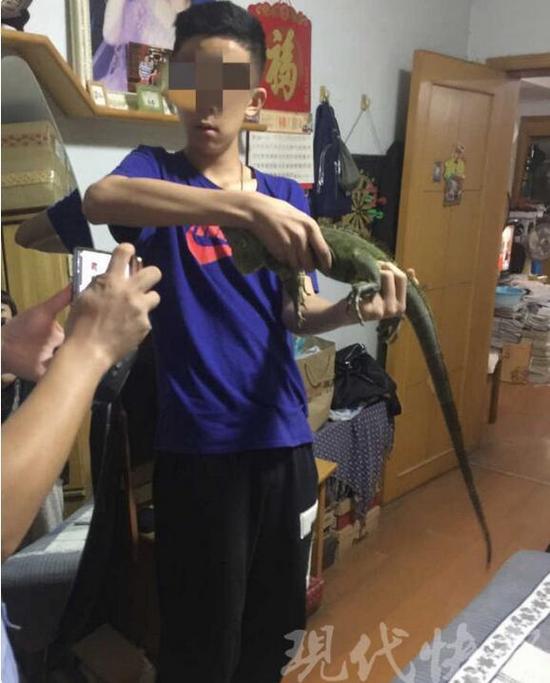 △小李将蜥蜴抱起来 警方供图