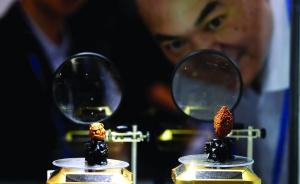 透过放大镜可以看清核雕上的精彩细节