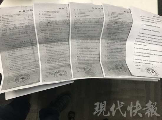 △何先生手中的多份合同和补偿协议,据 4S 店称,只有最左侧一份是真实的